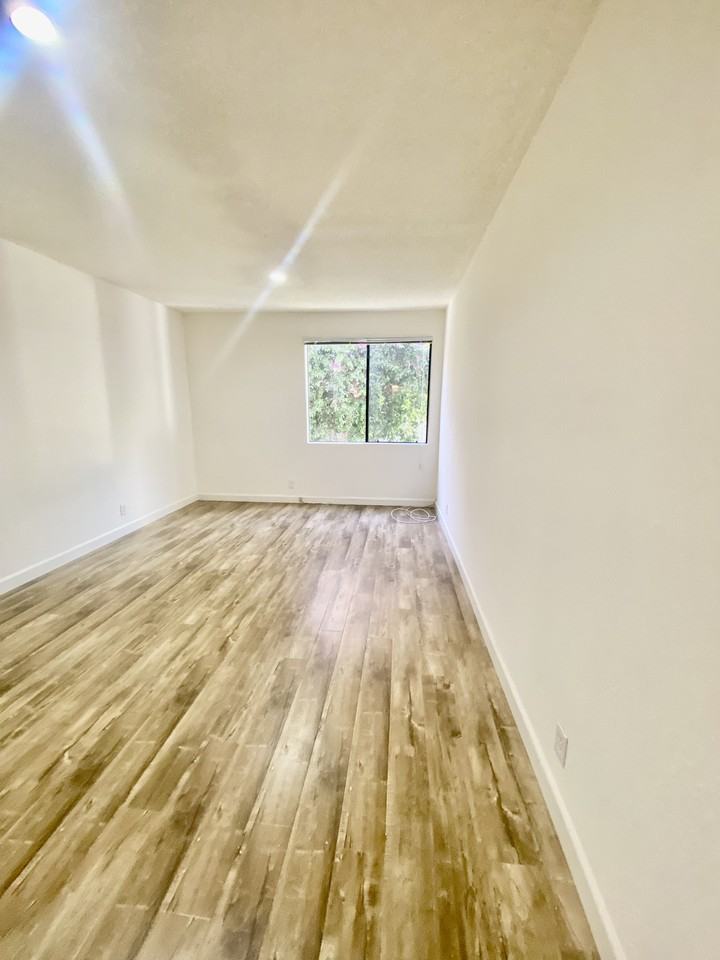 14411 Riverside Drive #10 - Photo 4 of 9