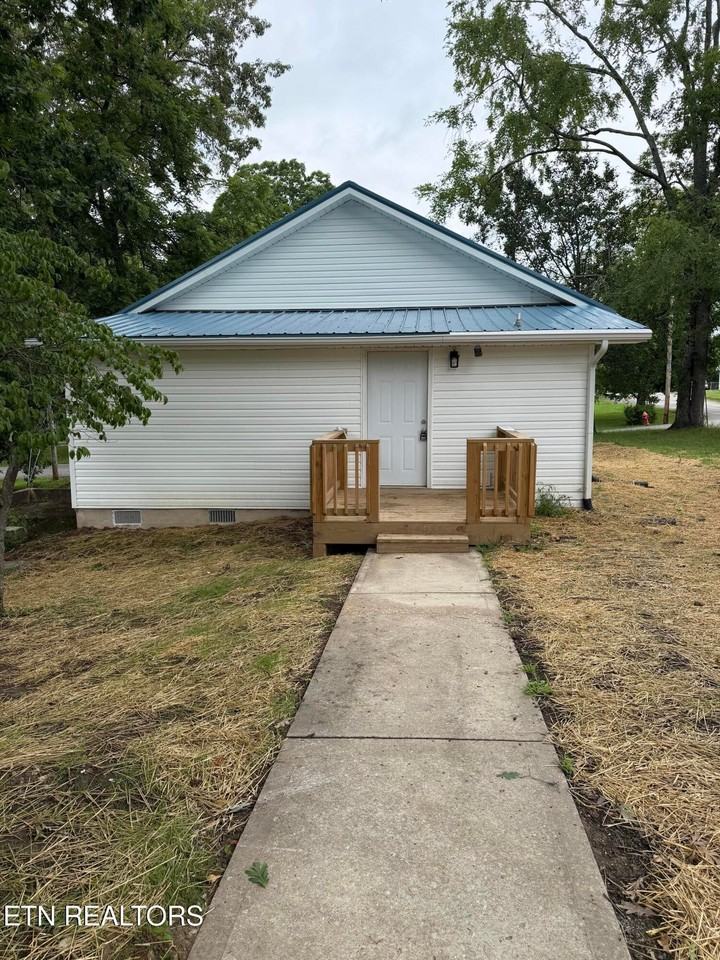 146 Roberts St - Photo 3 of 14