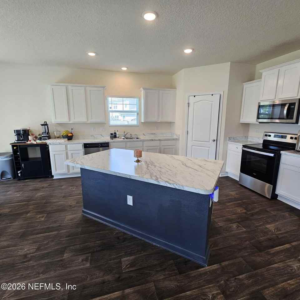 2144 Province St - Photo 4 of 26