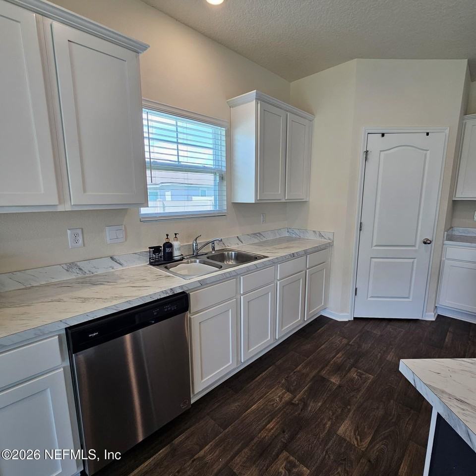 2144 Province St - Photo 6 of 26