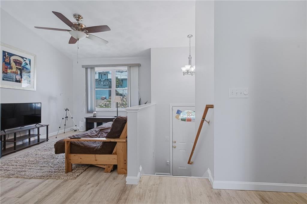 85 Smart St - Photo 5 of 35