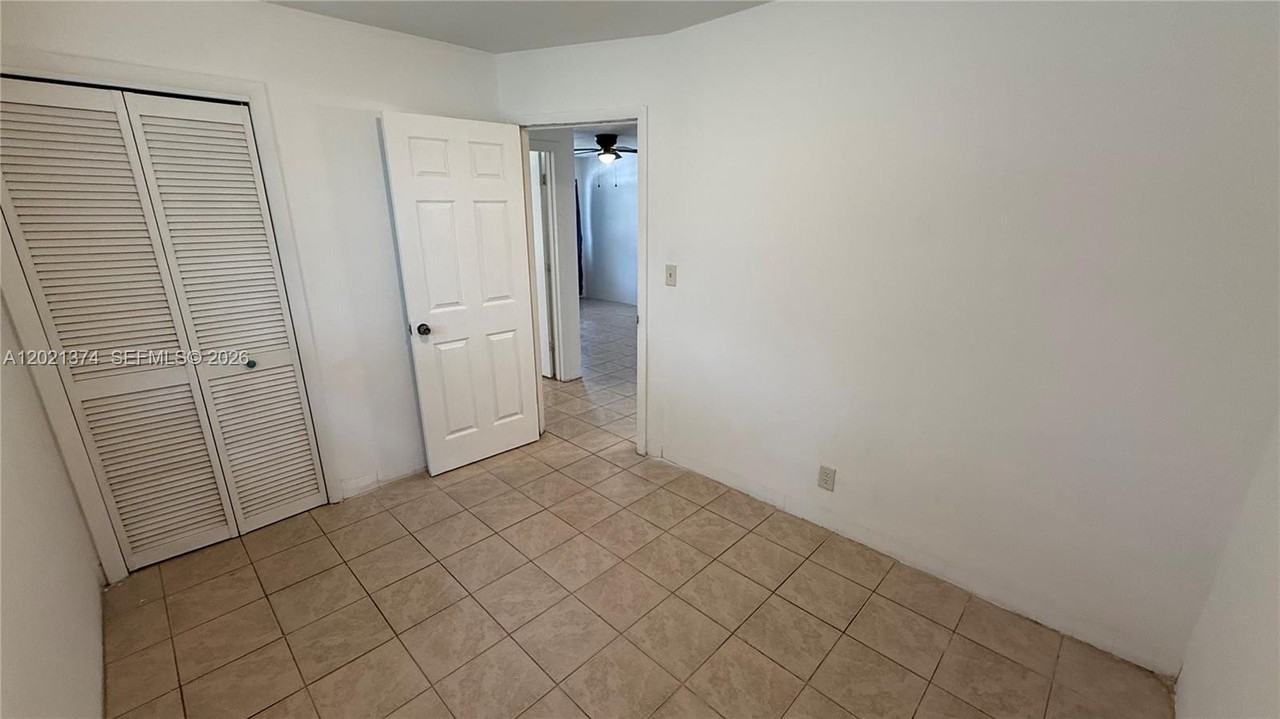 4940 Southwest 28th Terrace - Photo 7 of 10