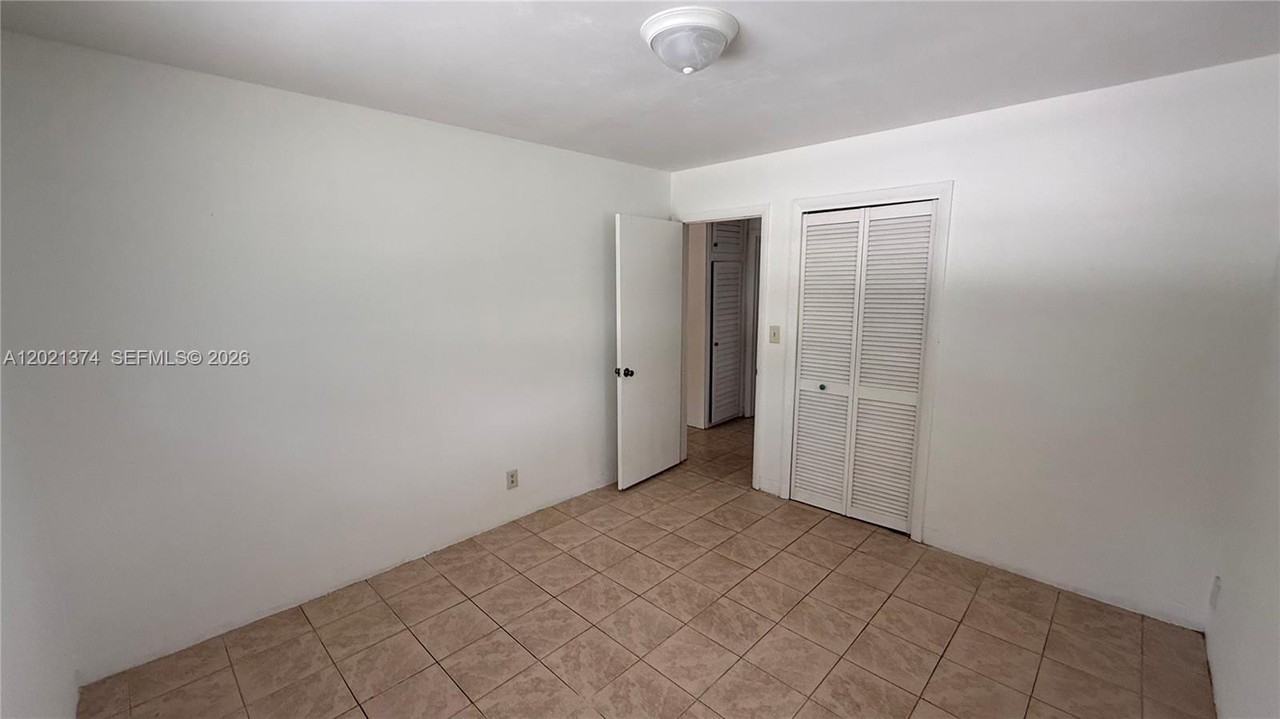 4940 Southwest 28th Terrace - Photo 6 of 10