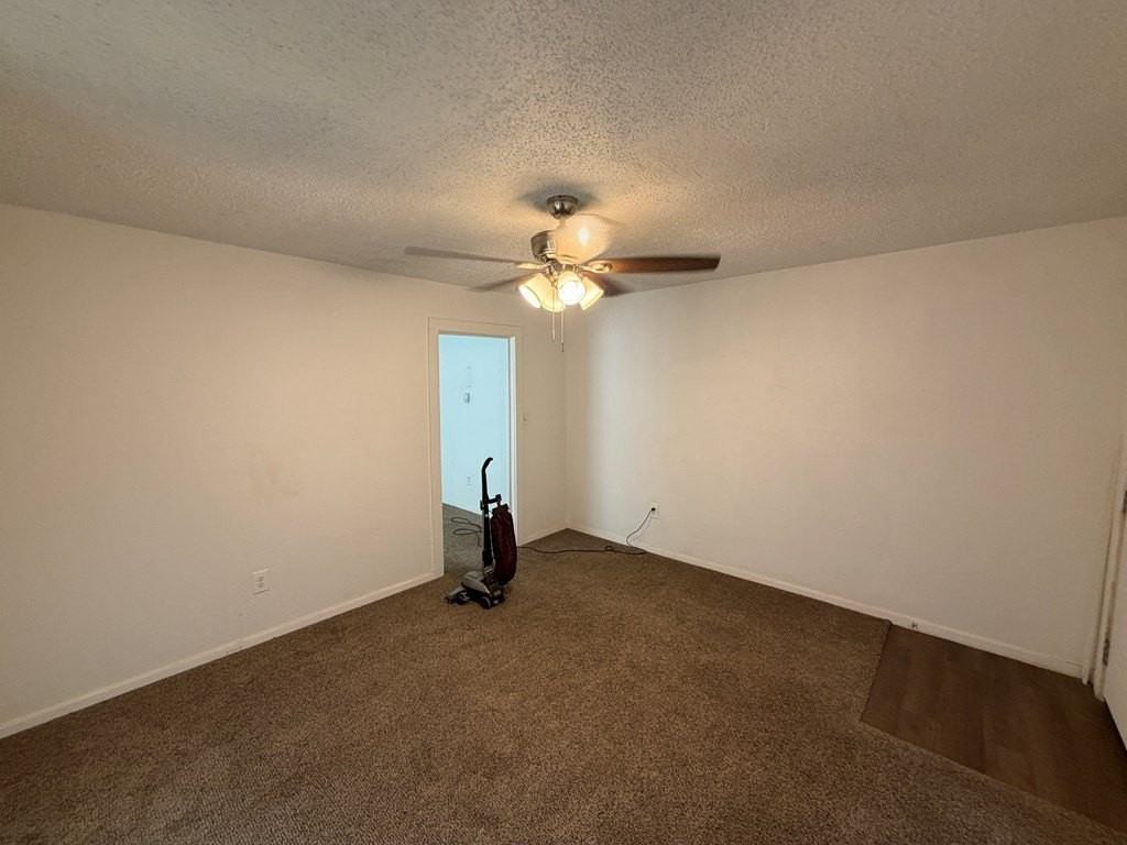 702 W Kansas Ave - Photo 4 of 18