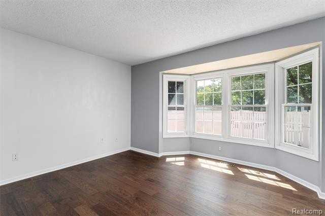 42253 Old Pond Cir - Photo 3 of 32