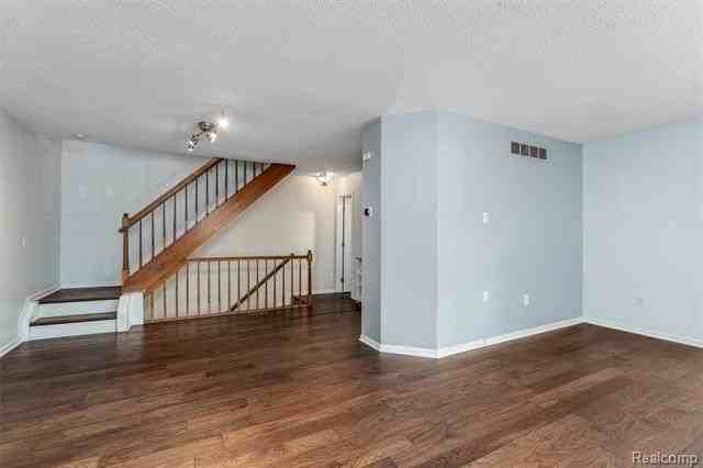 42253 Old Pond Cir - Photo 4 of 32