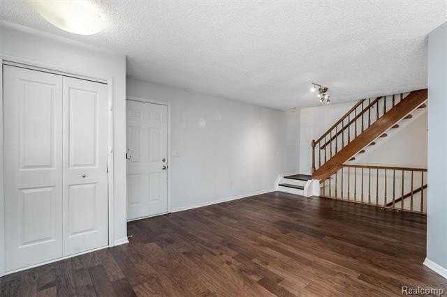 42253 Old Pond Cir - Photo 5 of 32