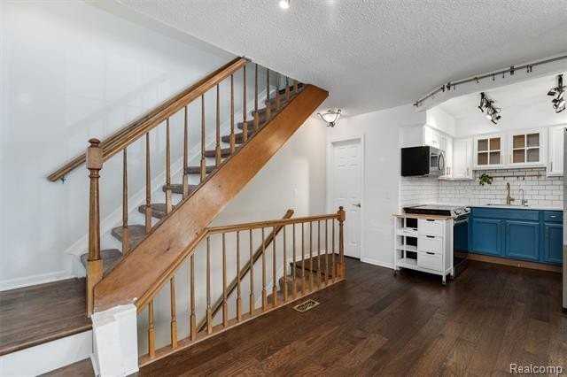 42253 Old Pond Cir - Photo 6 of 32