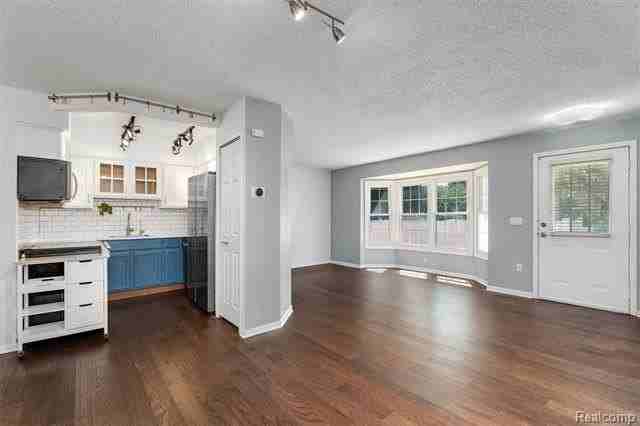 42253 Old Pond Cir - Photo 7 of 32