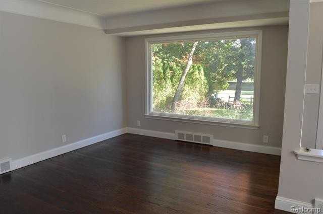 2111 Rochester Rd - Photo 4 of 19