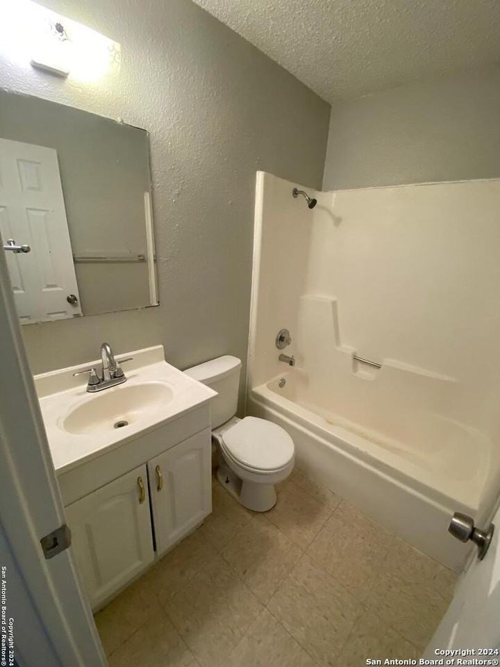 8904 Meadow Trace St - Photo 2 of 11