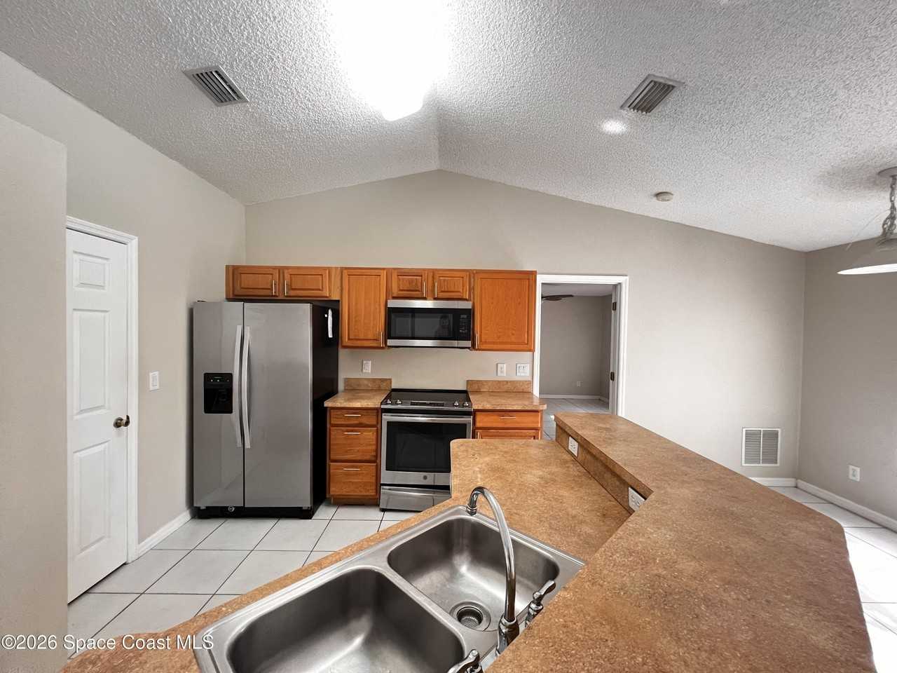 223 Aquarius Ave Se - Photo 6 of 17