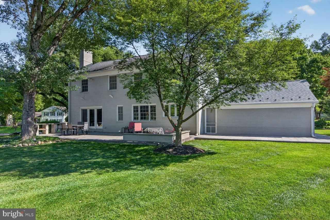 6720 Newbold Dr - Photo 3 of 30