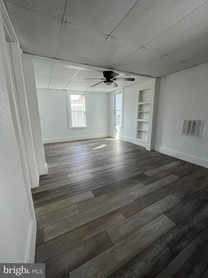 762 Broad St - Photo 2 of 17