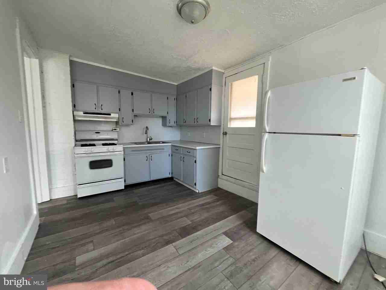 762 Broad St - Photo 3 of 17