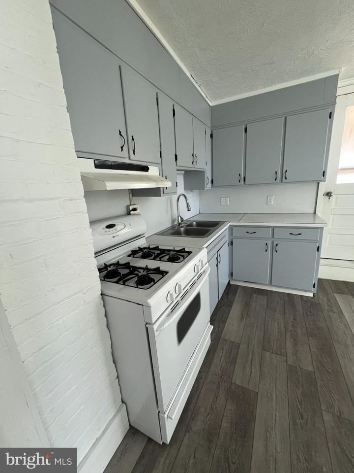 762 Broad St - Photo 4 of 17
