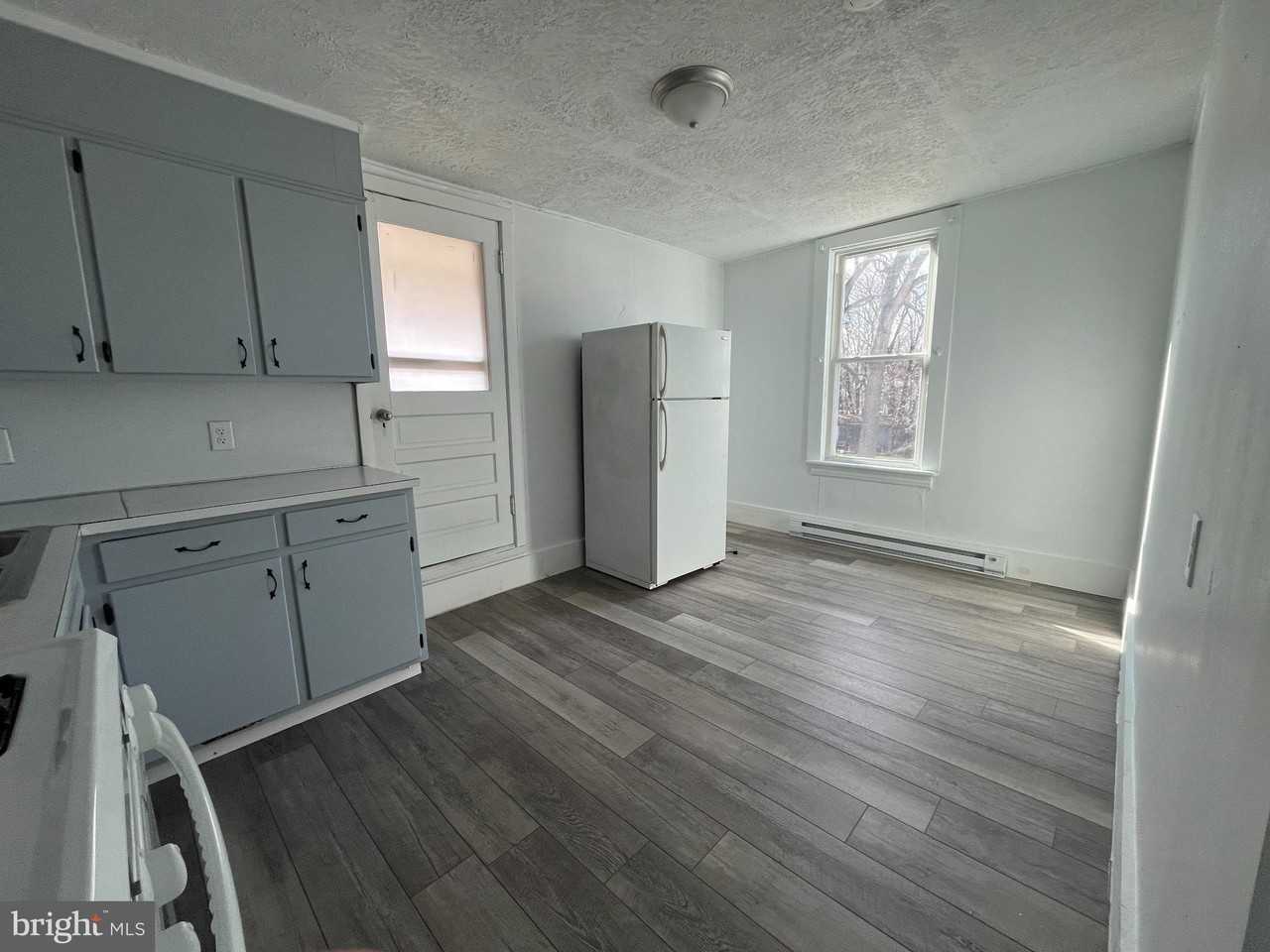 762 Broad St - Photo 5 of 17