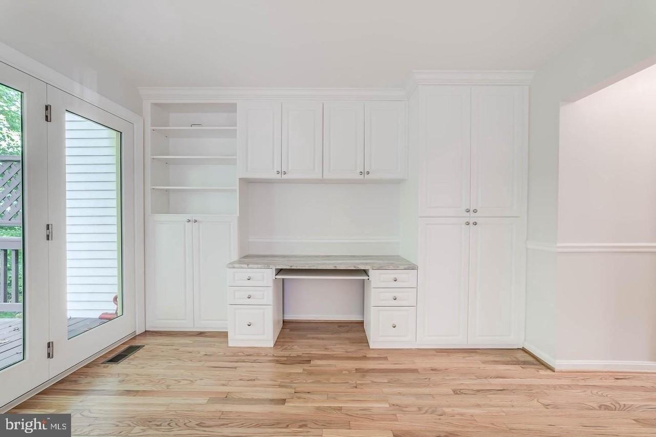 7208 Burton Hill Ct - Photo 3 of 32
