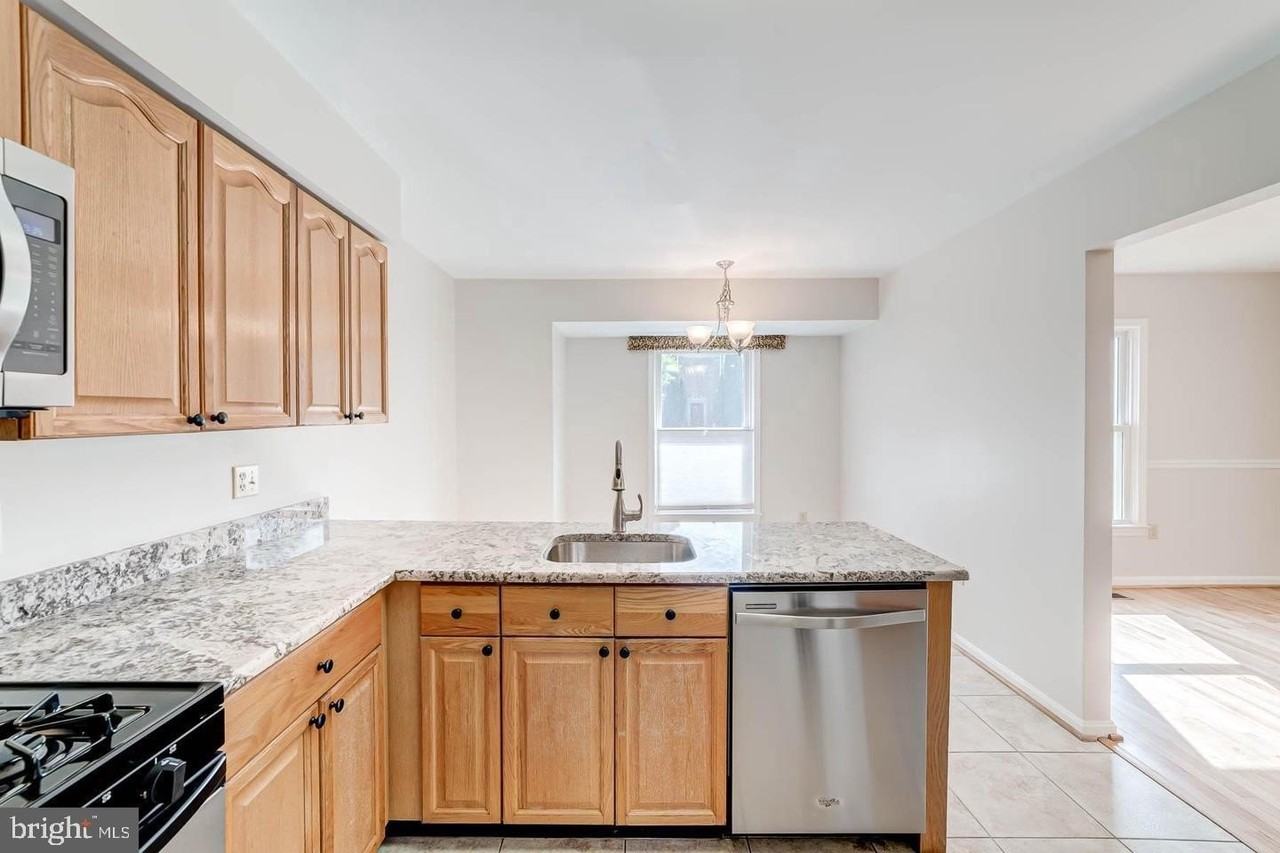 7208 Burton Hill Ct - Photo 7 of 32