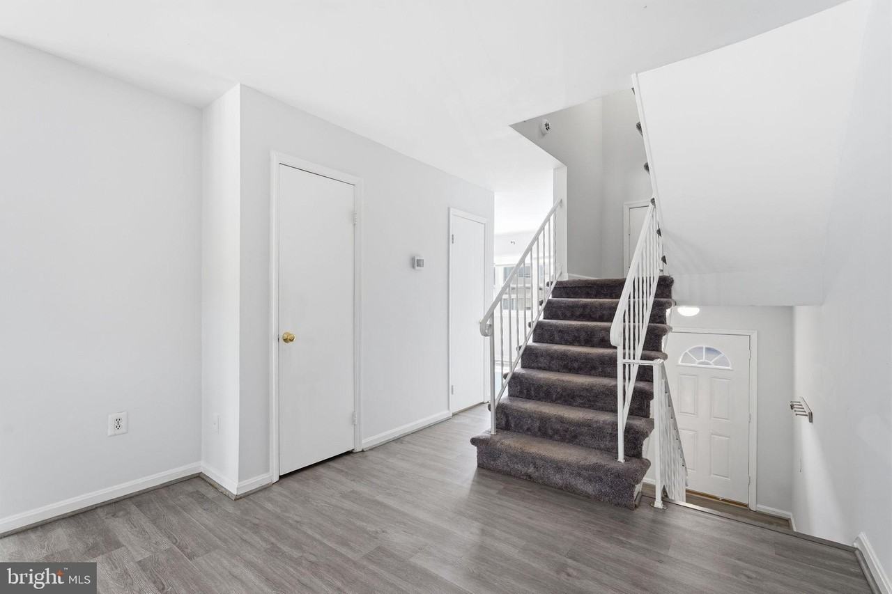 9178 Laurelwood Ct - Photo 2 of 37