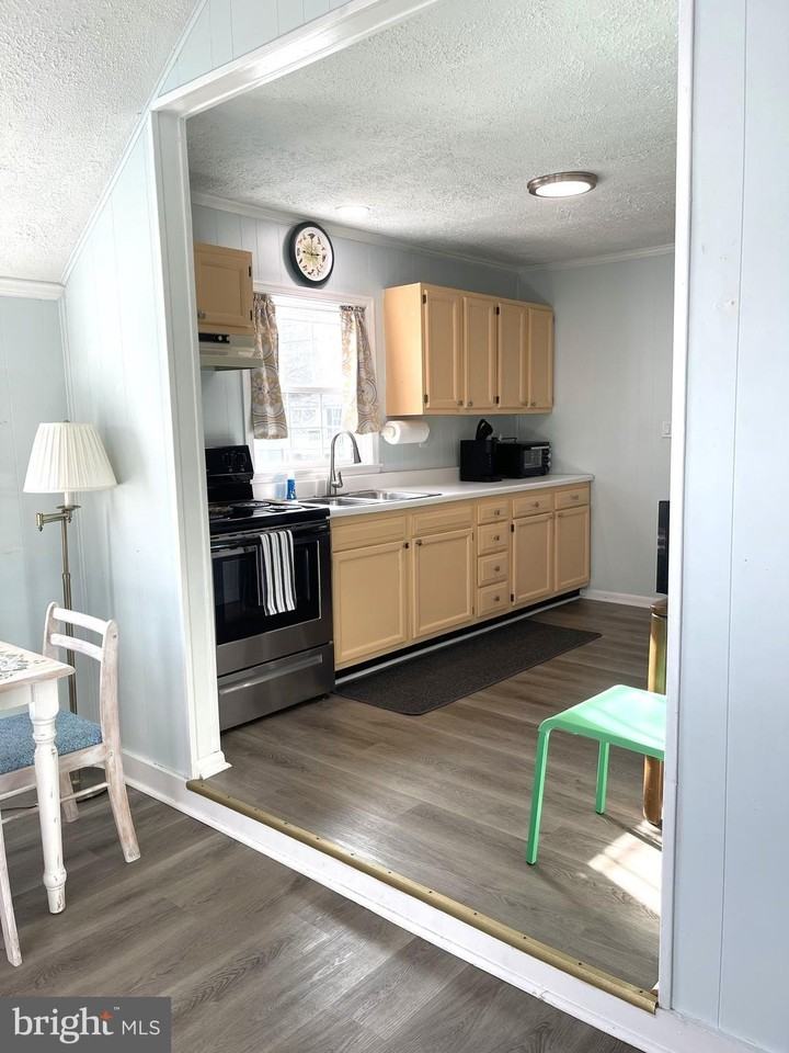 221 Madison St - Photo 6 of 28