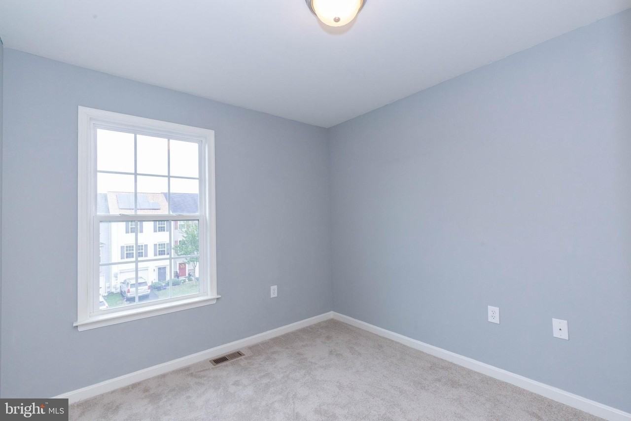 228 Morlatt Ln - Photo 4 of 39