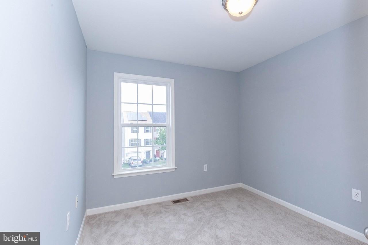 228 Morlatt Ln - Photo 7 of 39