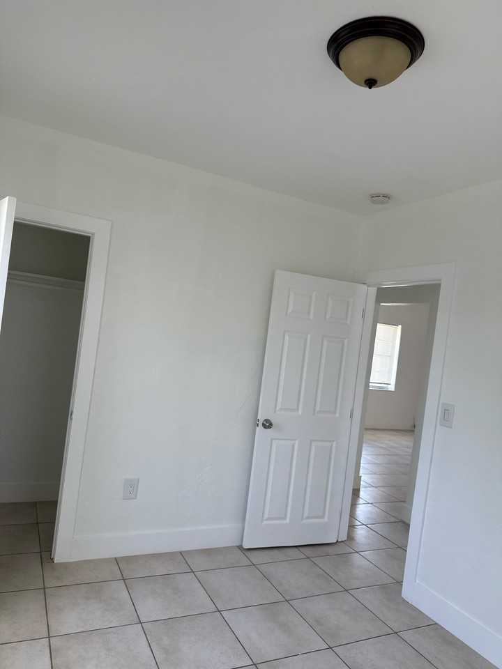554 Sw 6th St #4 - Photo 2 of 9