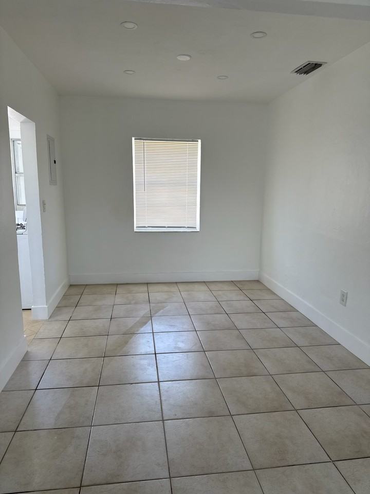 554 Sw 6th St #4 - Photo 3 of 9