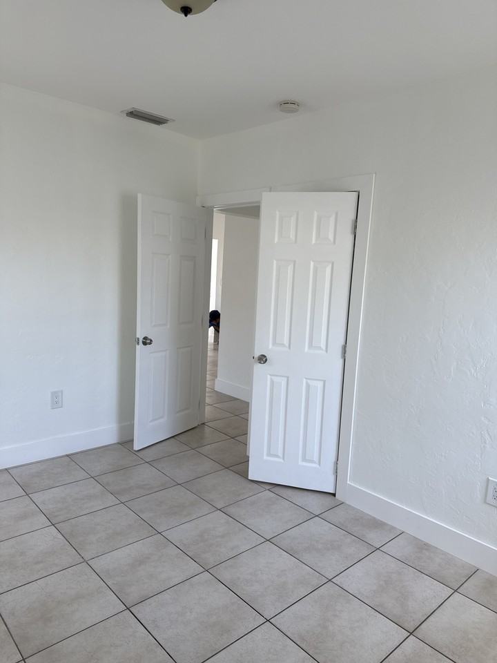 554 Sw 6th St #4 - Photo 4 of 9