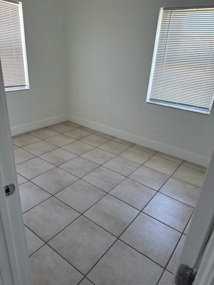 554 Sw 6th St #4 - Photo 5 of 9