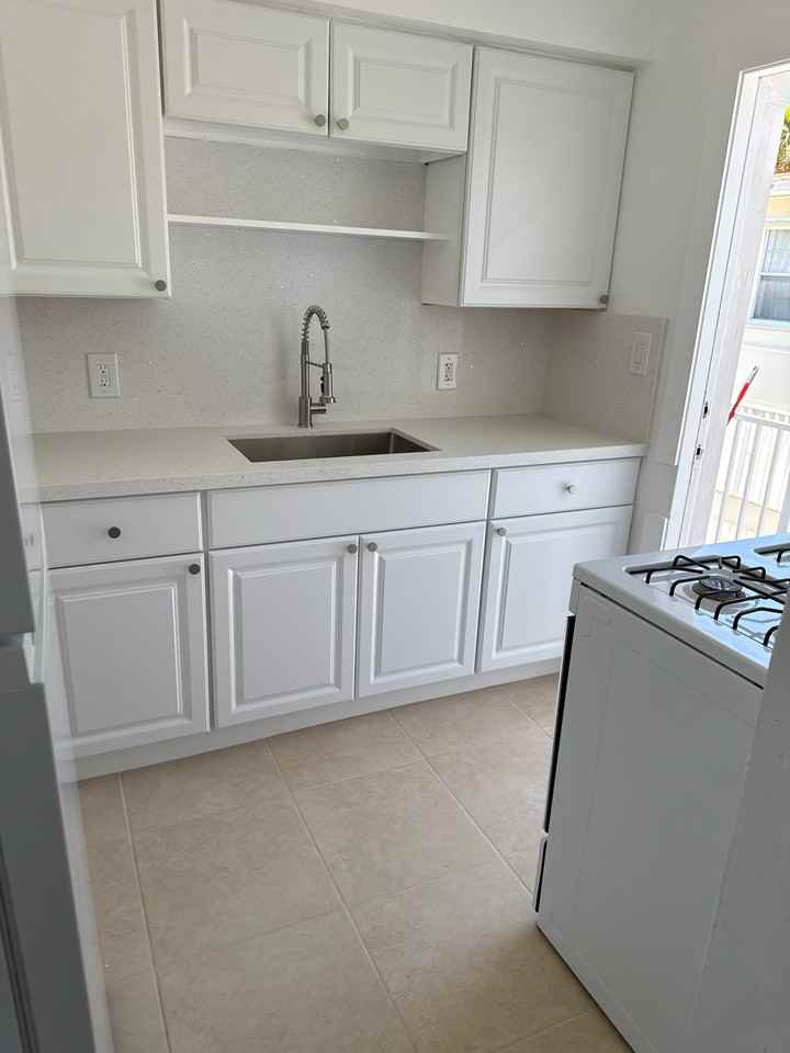 554 Sw 6th St #4 - Photo 7 of 9
