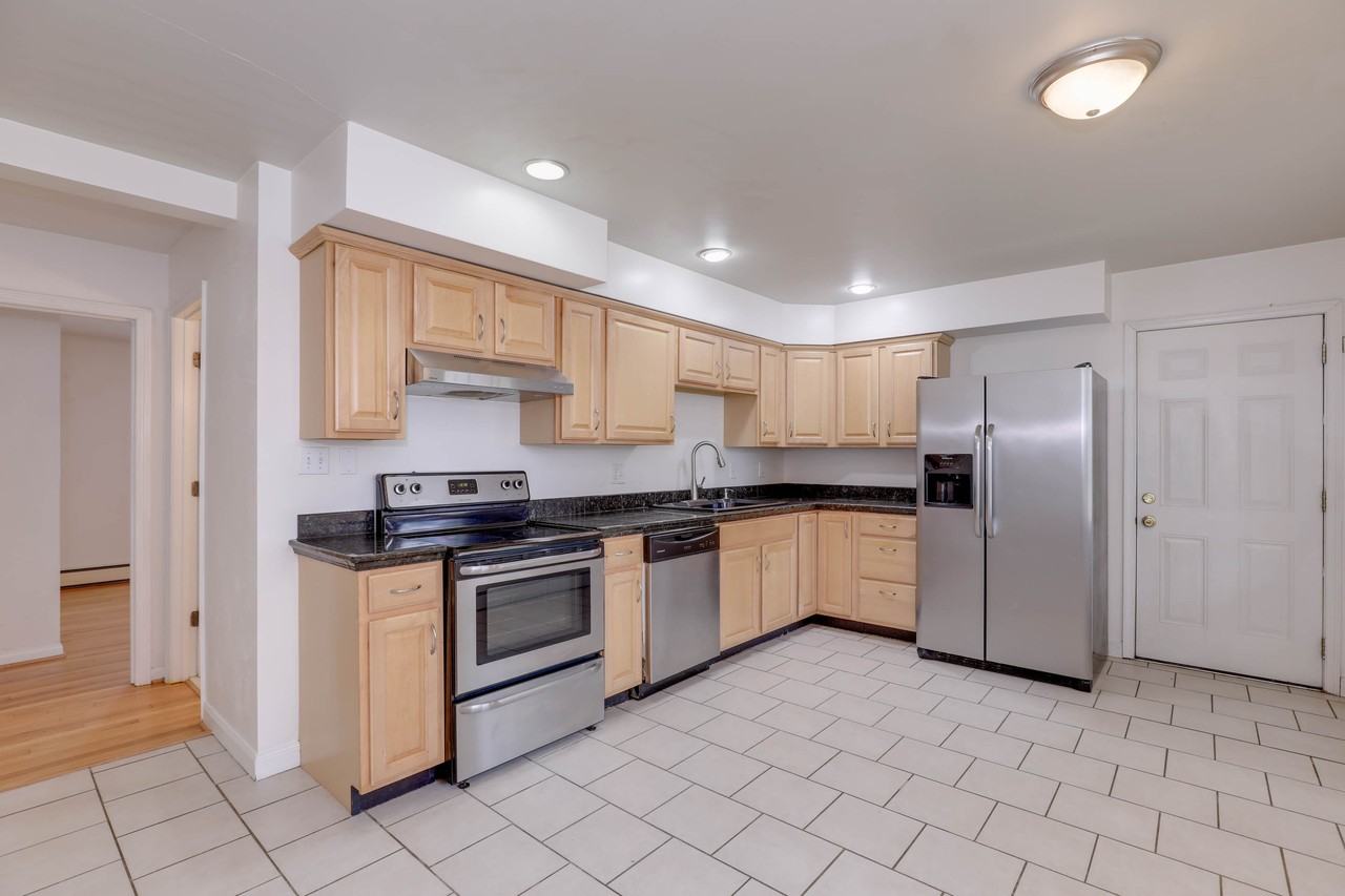 1403 Hawthorne Dr #1 - Photo 4 of 12