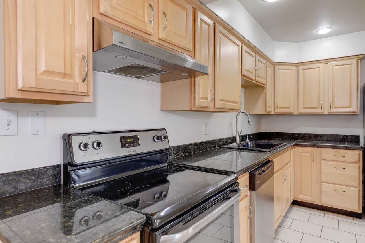 1403 Hawthorne Dr #1 - Photo 5 of 12
