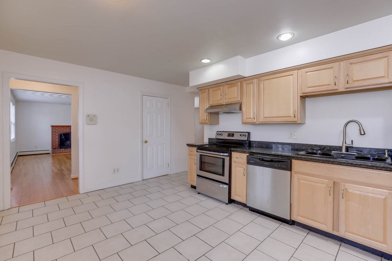 1403 Hawthorne Dr #1 - Photo 6 of 12