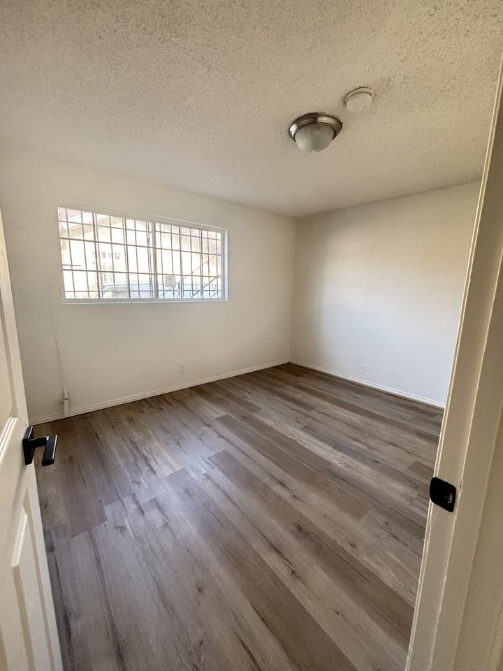 1215 E 43rd Pl #1 - Photo 4 of 18