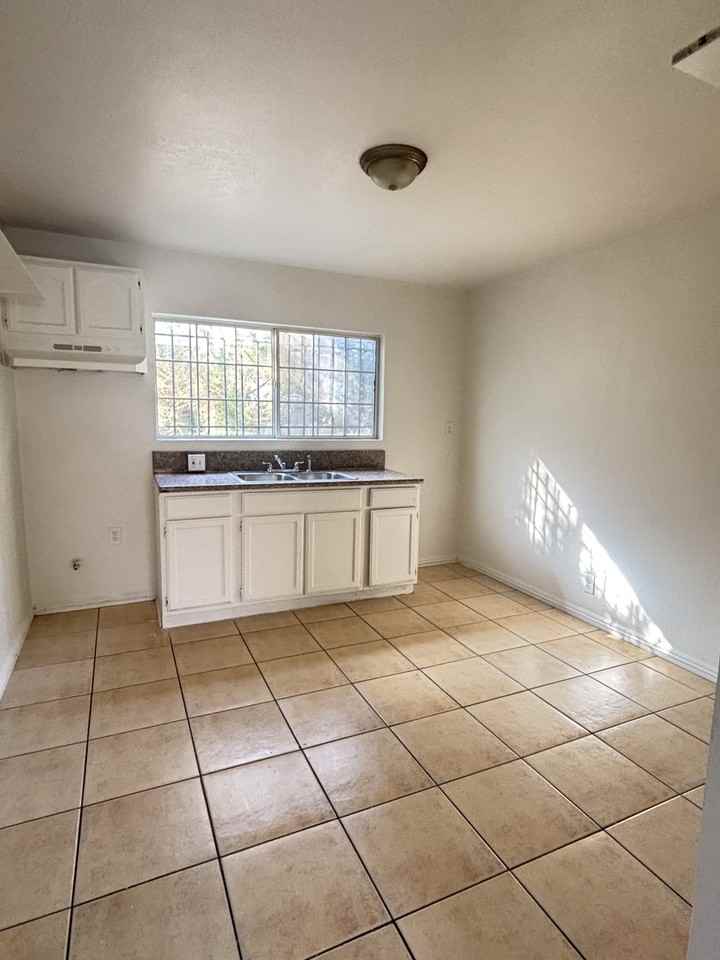1215 E 43rd Pl #1 - Photo 7 of 18