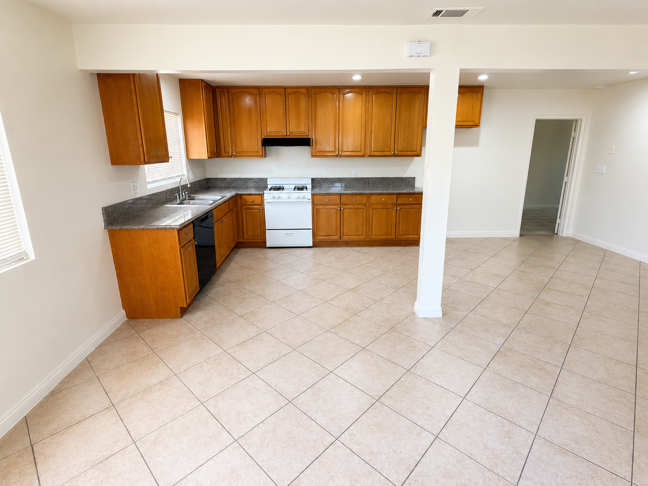1656 Bryn Mawr Court - Photo 5 of 20