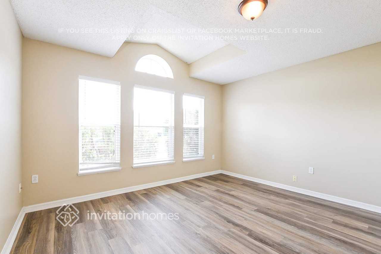 3277 Bellingham Dr - Photo 5 of 17