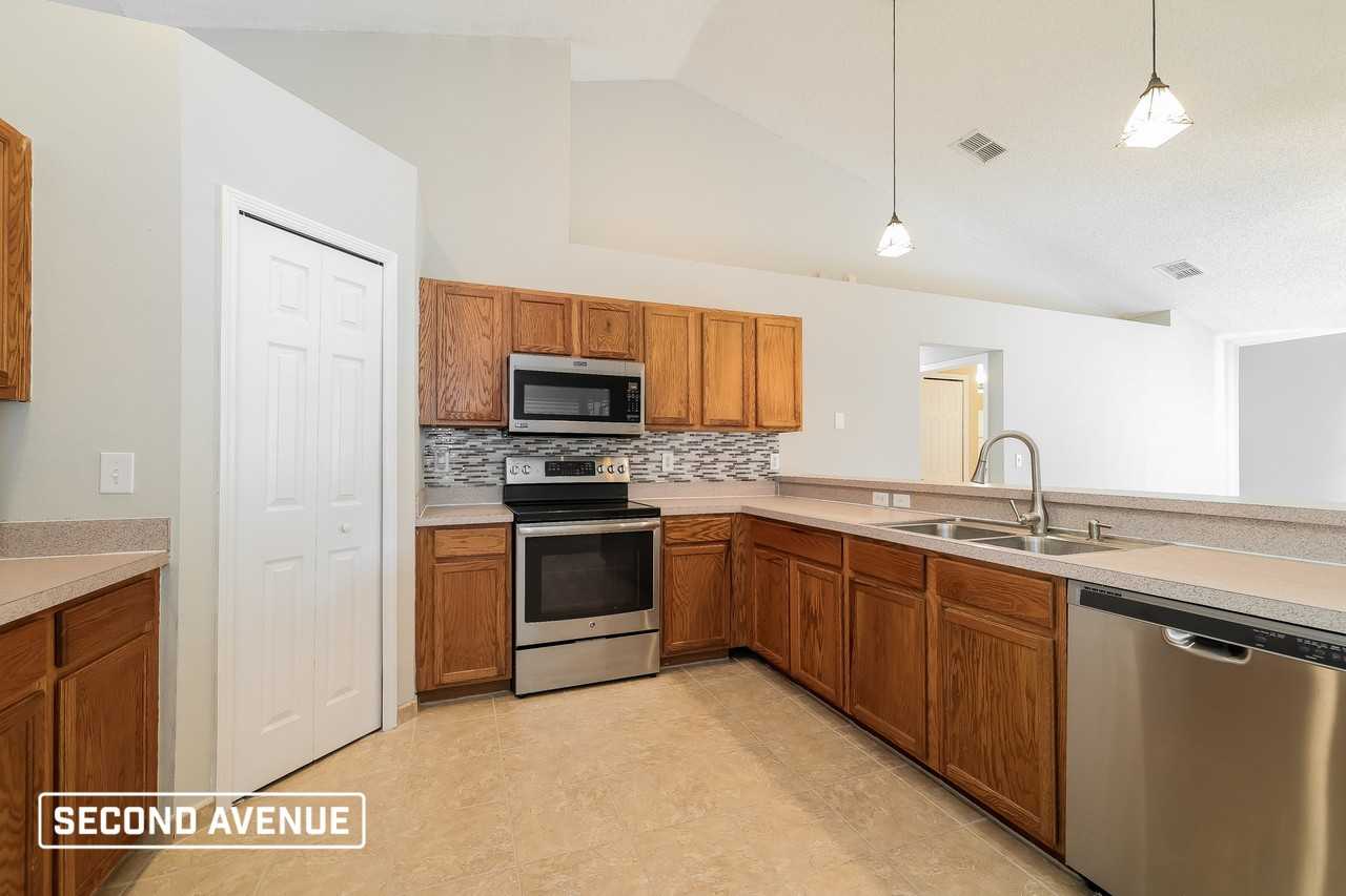704 Cockatoo Ct - Photo 2 of 17