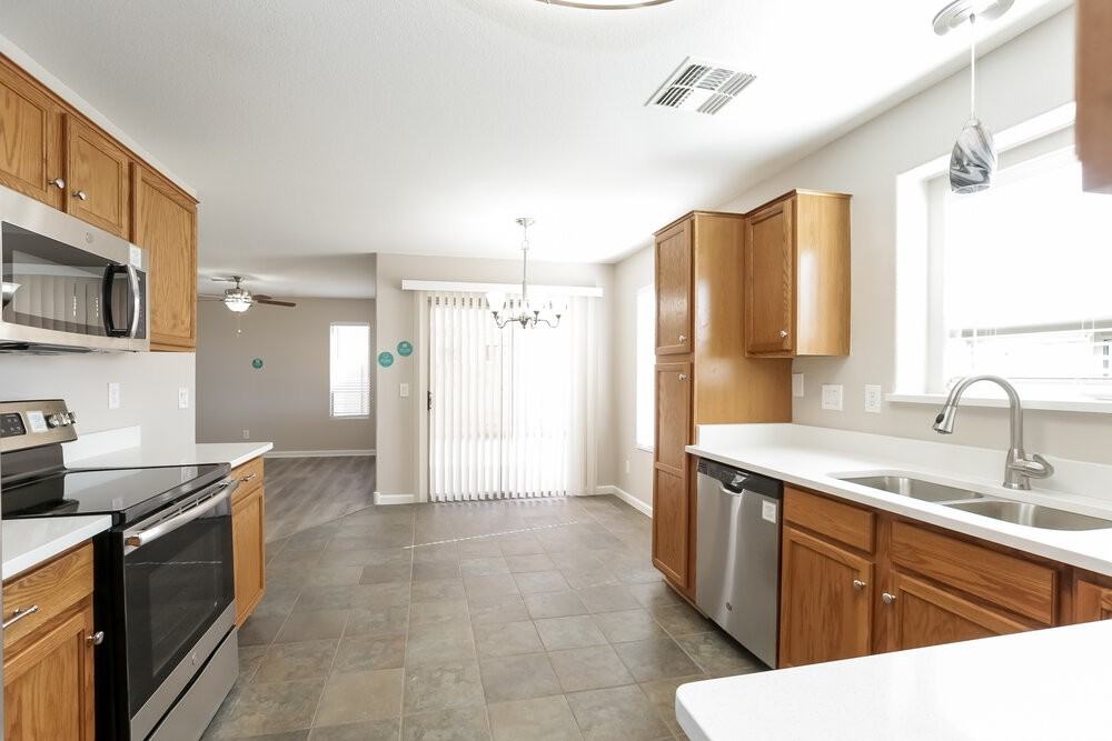 15999 W Moreland St - Photo 6 of 17