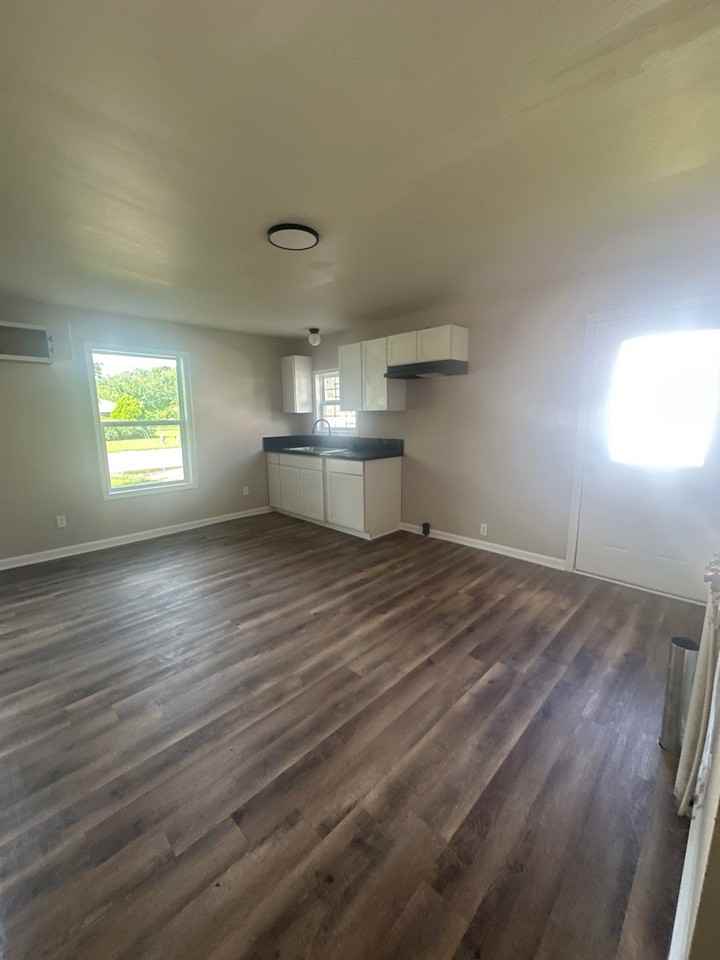 230 W Thomas St #1 - Photo 2 of 8