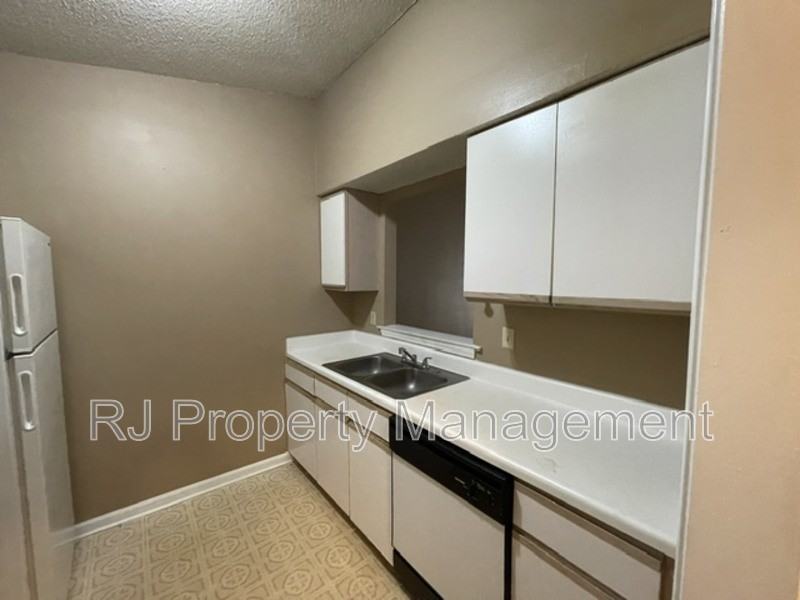3609 Mynders Ave - Photo 3 of 12