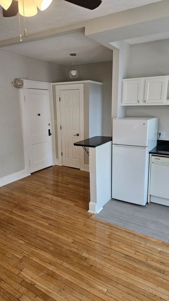1185 Commonwealth Ave - Photo 4 of 9
