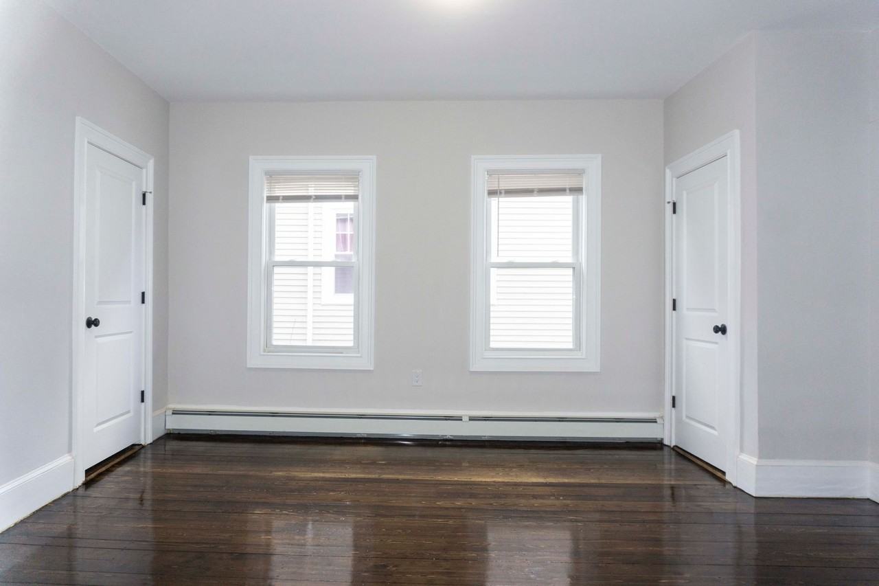 3147 Washington St - Photo 2 of 6