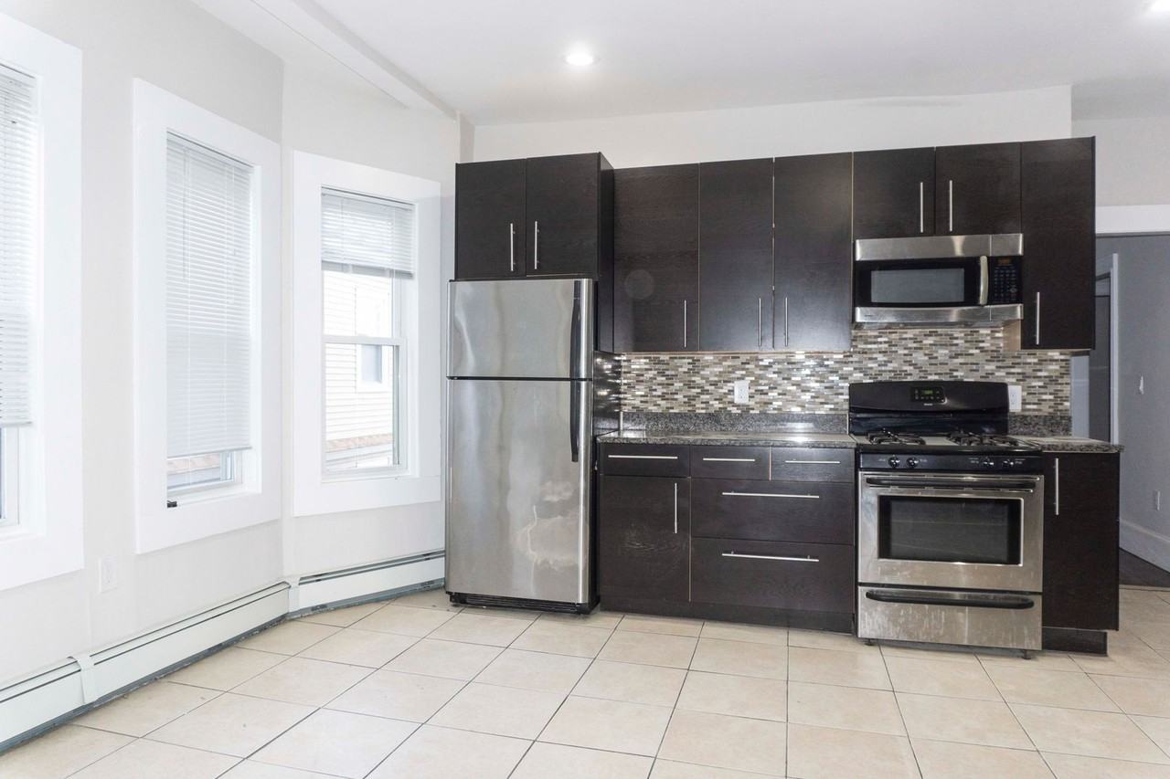 3147 Washington St - Photo 5 of 6