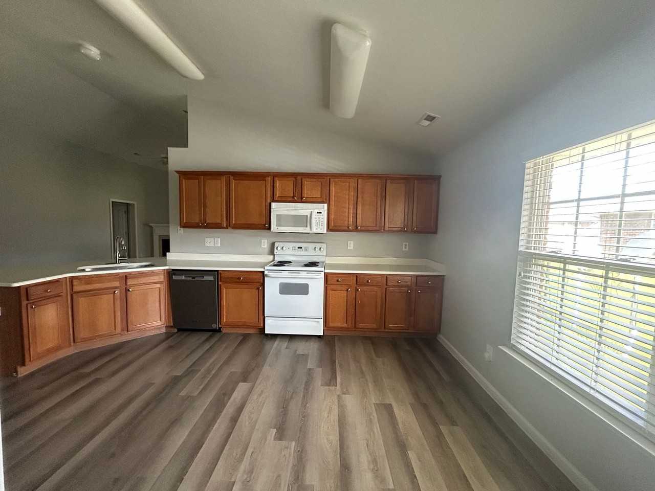 114 Amsterdam Pl - Photo 3 of 22