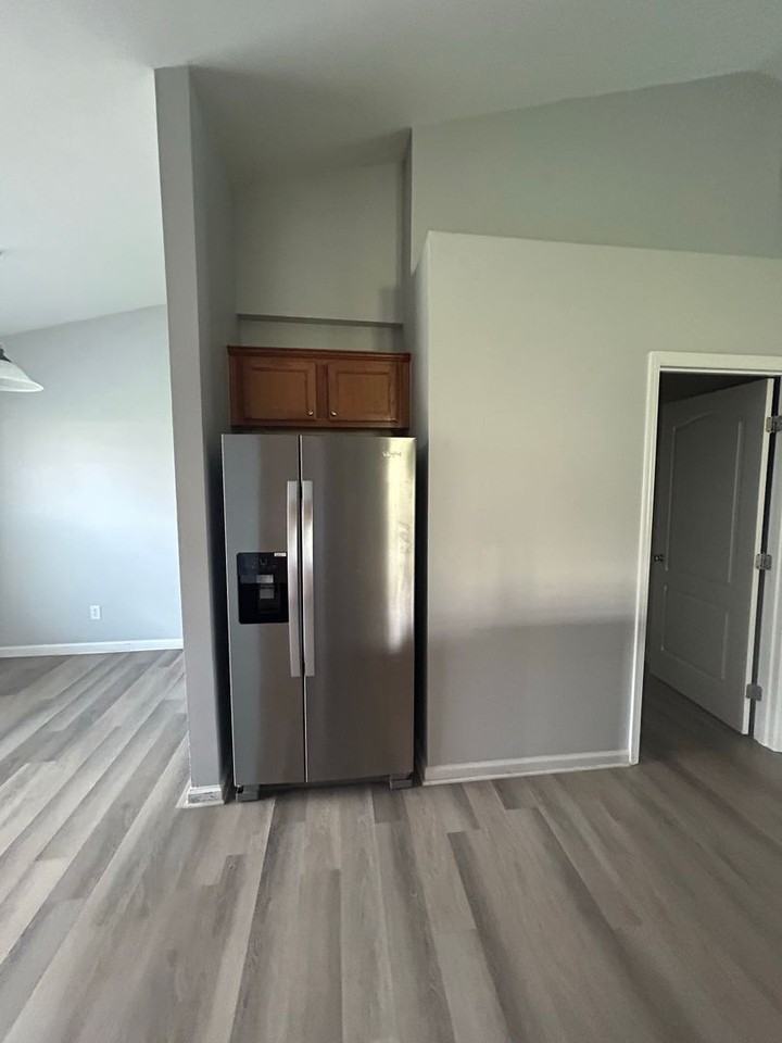 114 Amsterdam Pl - Photo 4 of 22