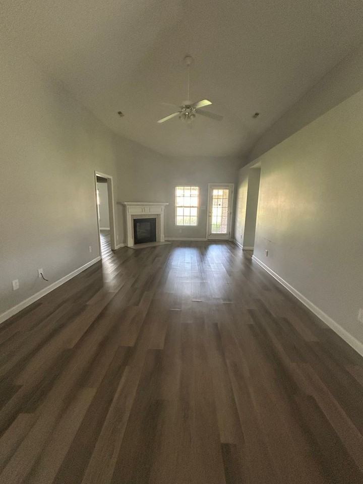 114 Amsterdam Pl - Photo 7 of 22