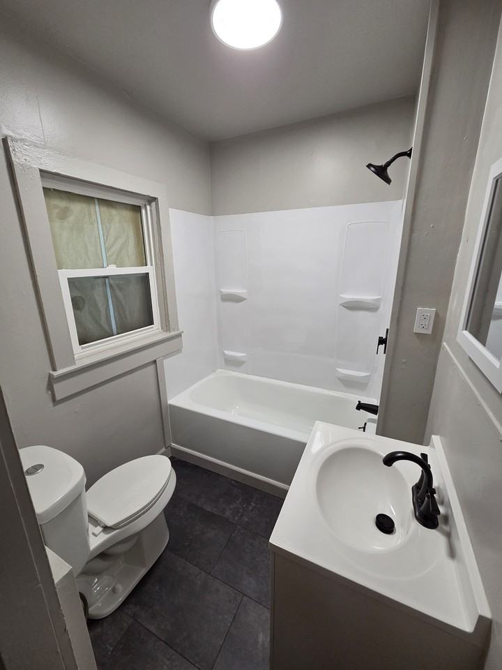 832 N Leroy St #1 - Photo 3 of 10